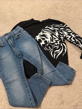 SHEIN Black Long Sleeve Tee with White Lion Motif